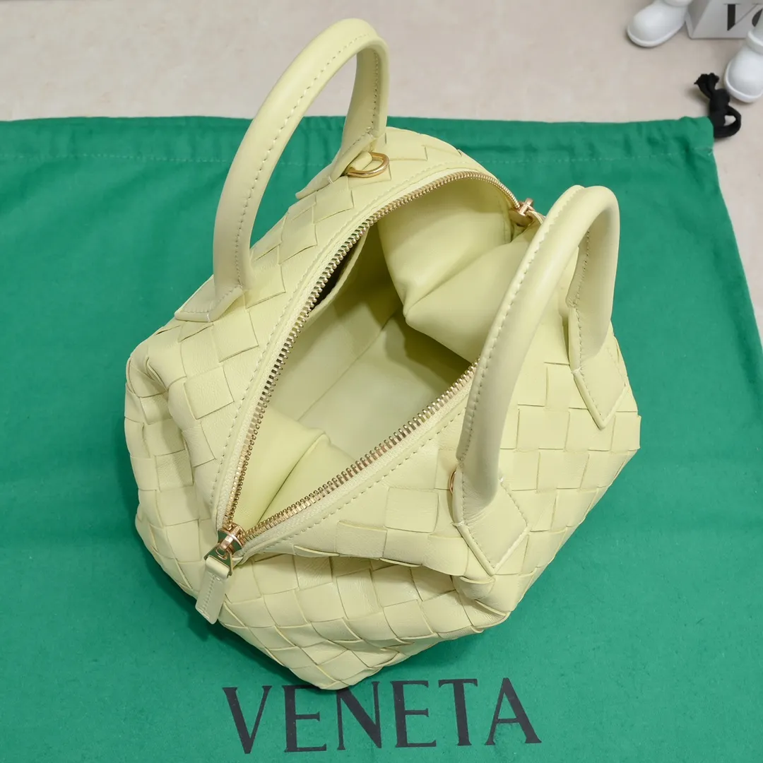 Batch 1560 #Bv Small Intrecciato woven leather bowling bag with detachable crossbody strap, single interior flat pocket, zipper closure "Classic weaving craftsmanship" is an indispensable symbol of the brand🔥. The meticulous weaving craftsmanship not only makes the bucket bag show a sense of high-end, but also adds a sense of agility to it, exuding a simple and elegant beauty. It is made of soft and delicate sheepskin texture. It is light and comfortable, and reveals a sense of high-end everywhere. The color matching is refreshing and clean, and the upper body is aged~concave shape! A bowling bag that can be used for both work and leisure. Size: 20.5*15.5*10cm, model: 7460#
